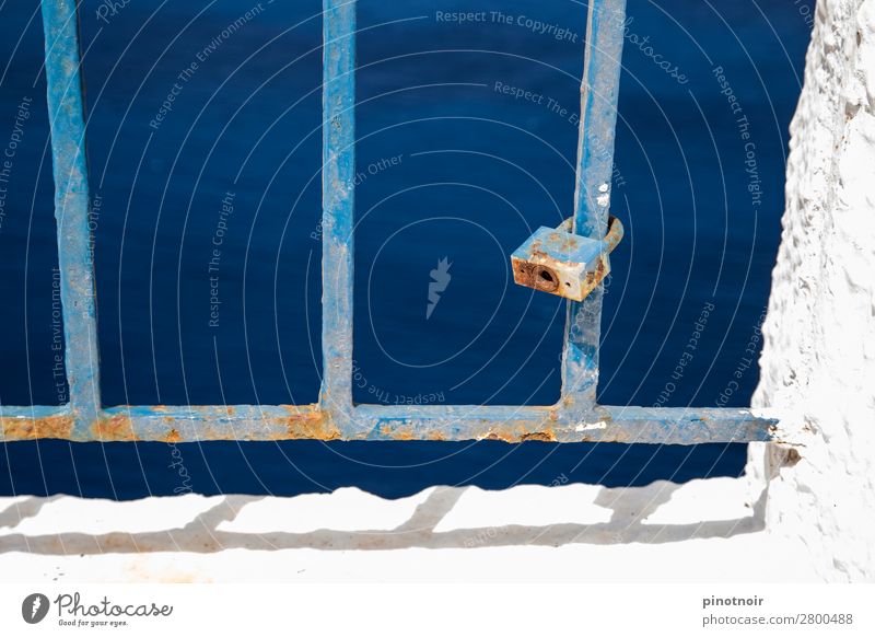 Zahn der Zeit Dekoration & Verzierung Meer warten alt blau weiß Verfall Hintergrundbild Griechenland Santorin Rost Geländer staubig Metall azurblau Eisen