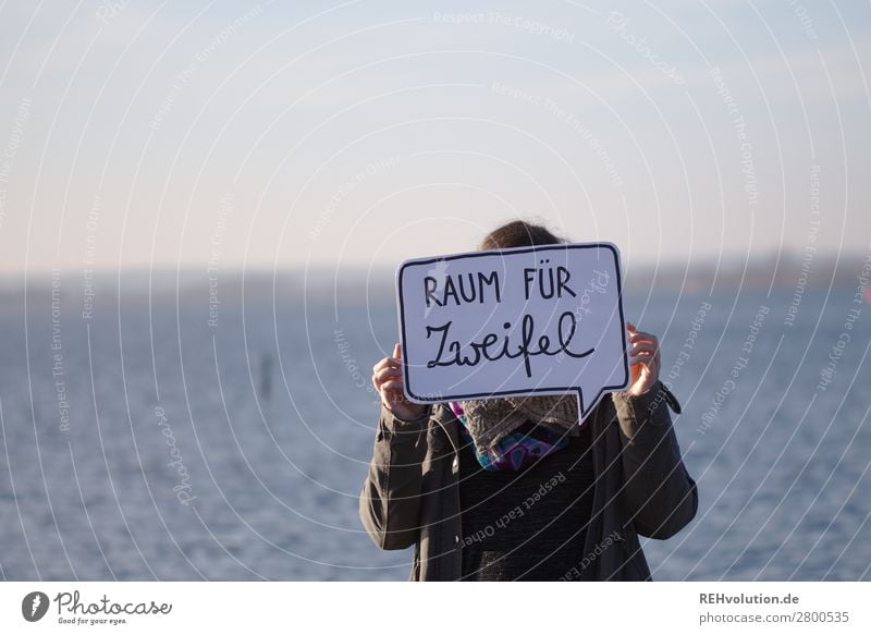 Sprechblase | Raum für Zweifel Mensch feminin Frau Erwachsene Umwelt Natur Landschaft Himmel Meer See Jacke Wasser Schriftzeichen Schilder & Markierungen