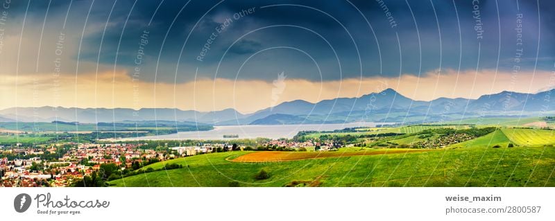 Frühlingssturm Bergpanorama. Bedeckter dramatischer Himmel Ferien & Urlaub & Reisen Tourismus Ausflug Abenteuer Ferne Sightseeing Städtereise Expedition Sommer