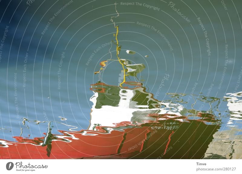 Wasserspiegelung eines roten Bootes Wolkenloser Himmel Schönes Wetter Ostsee Schifffahrt Wasserfahrzeug Hafen blau weiß Wasseroberfläche Reflexion & Spiegelung