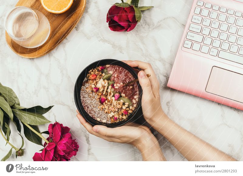 Hände halten Smoothie Schale mit Laptop, Pfingstrosen und Wasser Notebook Orange Trinkwasser Frucht Milchshake Chiapudding Diät Entzug Schalen & Schüsseln