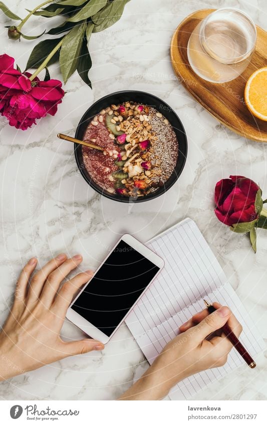 Flachlegen der Frauenhände mit Smoothie-Schale und Laptop Frühstück Chiapudding Diät Getränk flach Flachlegung Blume Lebensmittel Gesunde Ernährung Müsli Hand