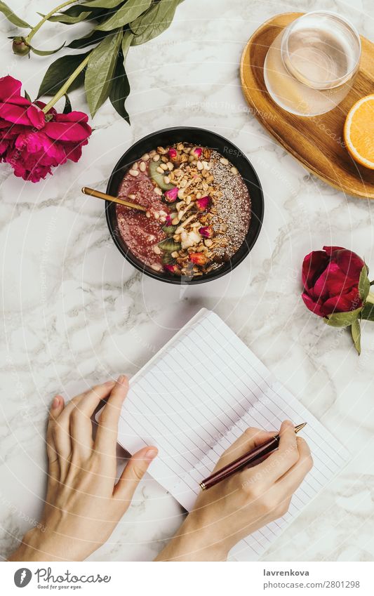 Frauenhände mit Notebook, Smartphone und veganem Smoothie organisch Zutaten Schreibstift Aussicht Top Marmor Snack Belag Müsli Blume Flachlegung Tisch