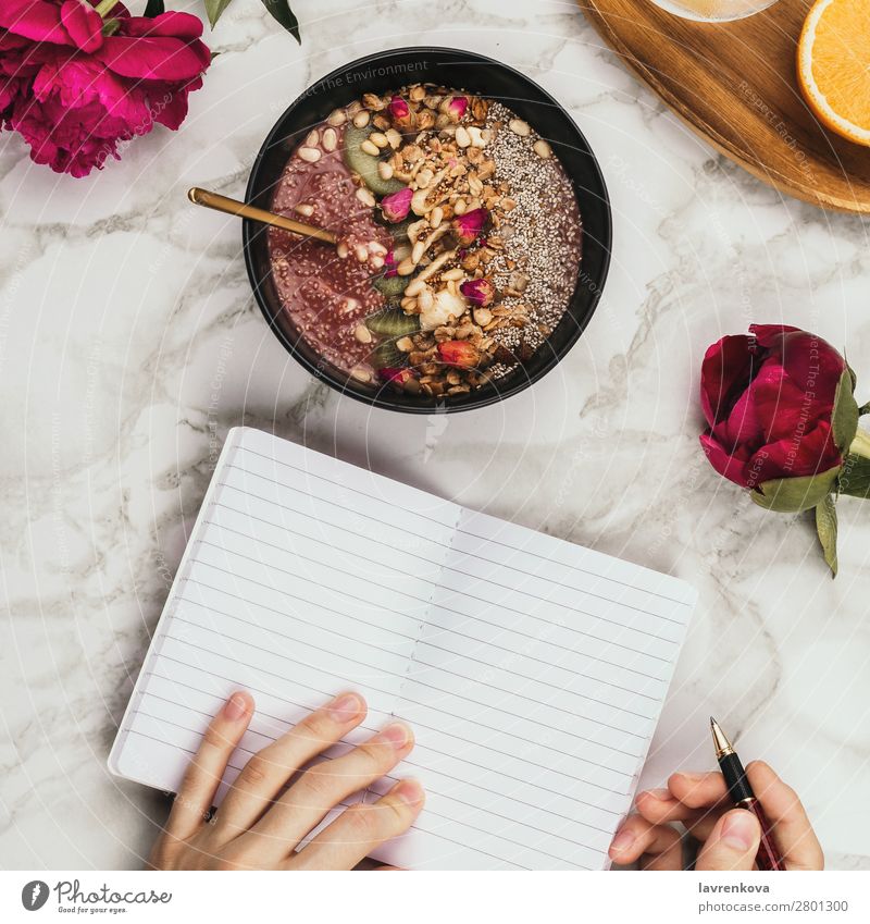 Frauenhände mit Notebook, Smartphone und Smoothie-Schale Quadrat Schreibstift Aussicht Top Marmor Snack Belag Müsli legen flach Blume Flachlegung Tisch