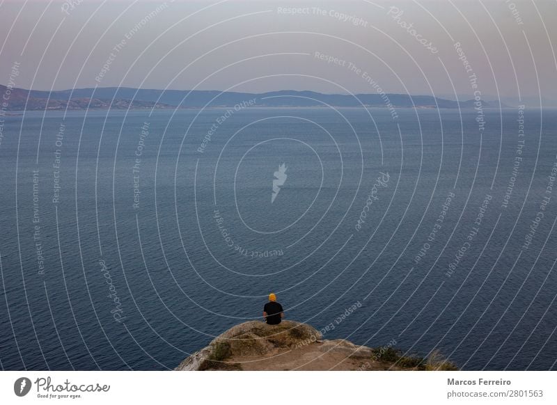 Mensch und Meer an der Küste Erholung Meditation maskulin Rücken 1 Umwelt Natur Landschaft Felsen Nordsee Sehenswürdigkeit T-Shirt Stein Wasser beobachten