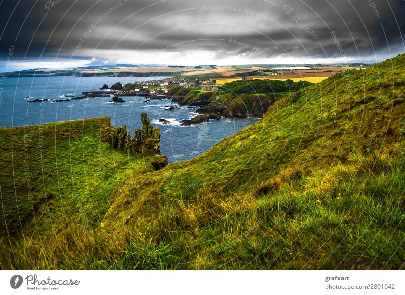 St. Abbs an der Atlantikküste von St. Abbs Head in Schottland Aussicht Brandung Englisch Bucht Dorf Gebäude Großbritannien Hafen Haus Klima Klippe Küste