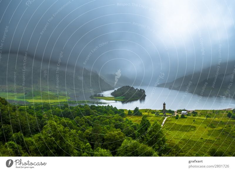 Glenfinnan Monument am Loch Shiel in Schottland bonnie prince charly charles clan wolken wolkig säule reiseziel destination umwelt nebel nebelig wald glen