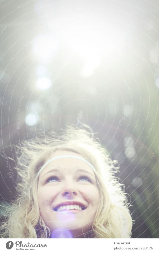 Sonnenmädchen Mensch feminin Jugendliche Kopf 1 Wald Haarband blond langhaarig Locken Lächeln leuchten Blick frei Freundlichkeit Fröhlichkeit hell Freude Glück