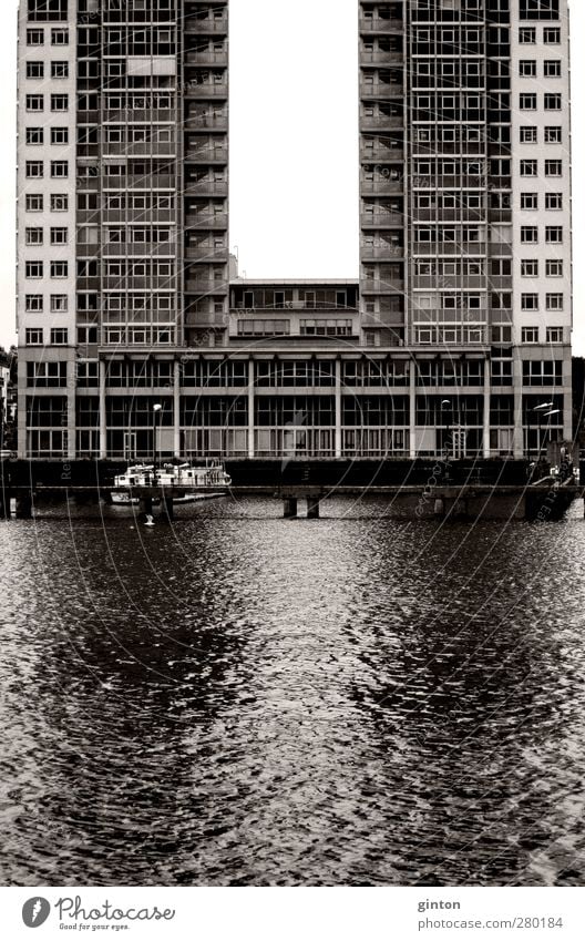 U wie Umgebung Berlin Deutschland Stadt Architektur Fluss Spree Wasser Moderne Architektur U-Form Anlegestelle Wasserfahrzeug Hochhaus Etage Fenster Steg