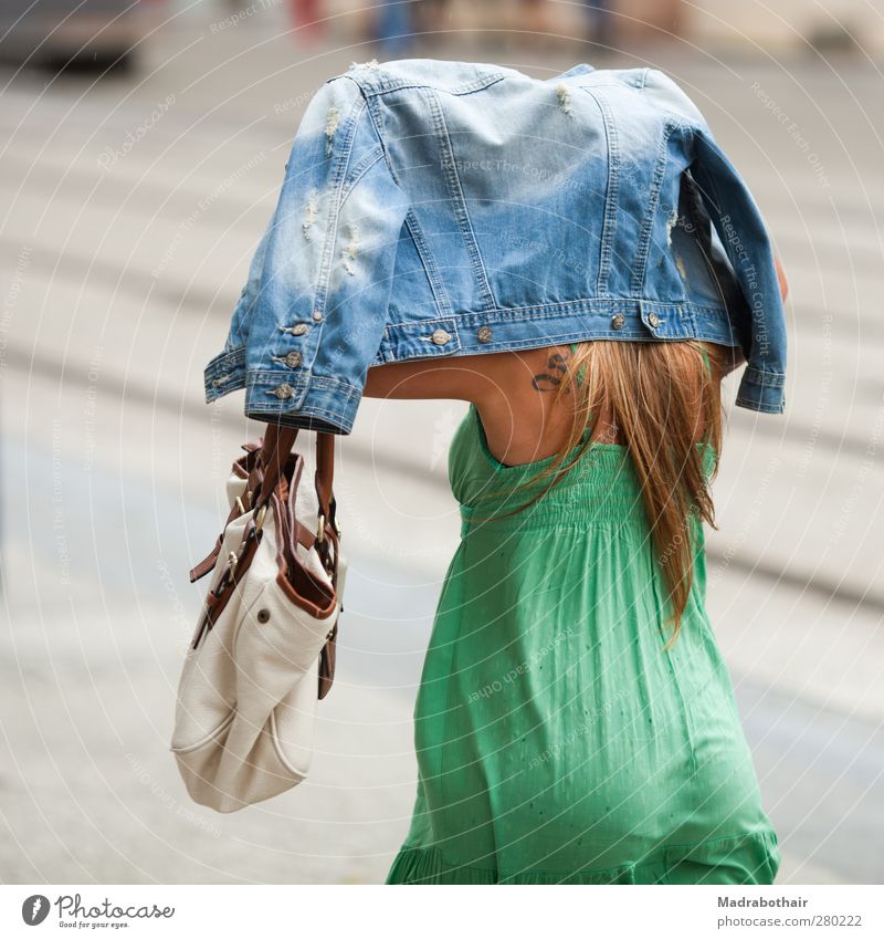 der Regenschutz feminin Frau Erwachsene Leben 1 Mensch 18-30 Jahre Jugendliche schlechtes Wetter Stadt Stadtzentrum Fußgängerzone Straße Kleid Jacke Jeansjacke