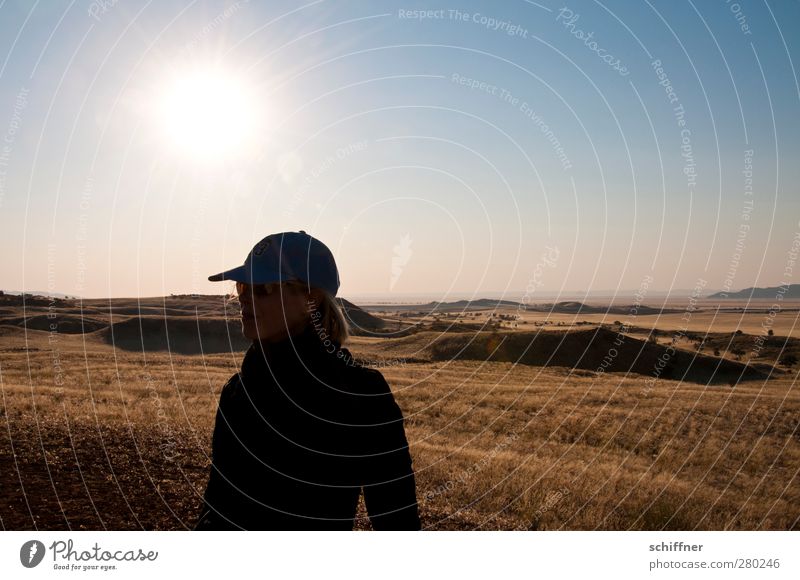 Weitläufig Mensch feminin Frau Erwachsene 1 Umwelt Natur Landschaft Wolkenloser Himmel Horizont Sonne Sonnenaufgang Sonnenuntergang Sonnenlicht Klima