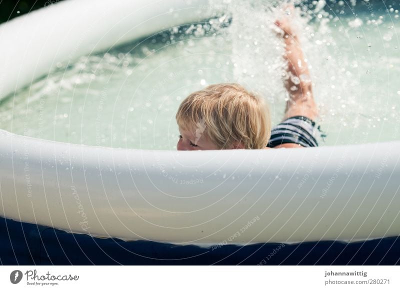 plantschen II Freude Sommer Sonne Garten Schwimmbad Kleinkind Wasser Wärme Wiese blau weiÃŸ Junge Hängematte Gartenmöbel jung suess verstecken Schwimmen & Baden