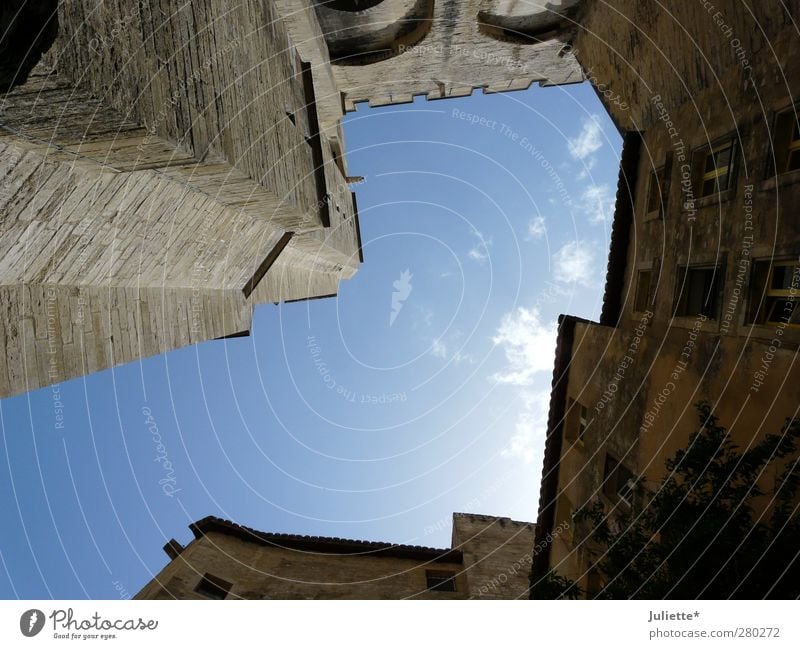 Französisches Bauwerk Himmel Wolken Sommer Stadt Stadtzentrum Altstadt Gebäude Architektur Mauer Wand Stein Backstein alt gigantisch historisch oben Frankreich