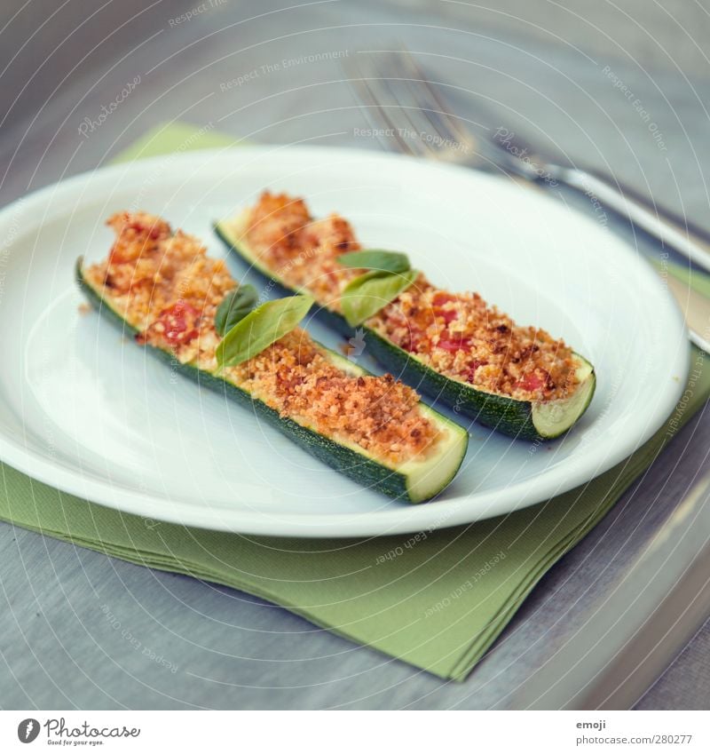 Zucchini mit Knusperhaube Gemüse Ernährung Mittagessen Vegetarische Ernährung Teller Besteck lecker natürlich knusprig Farbfoto Außenaufnahme Menschenleer Tag