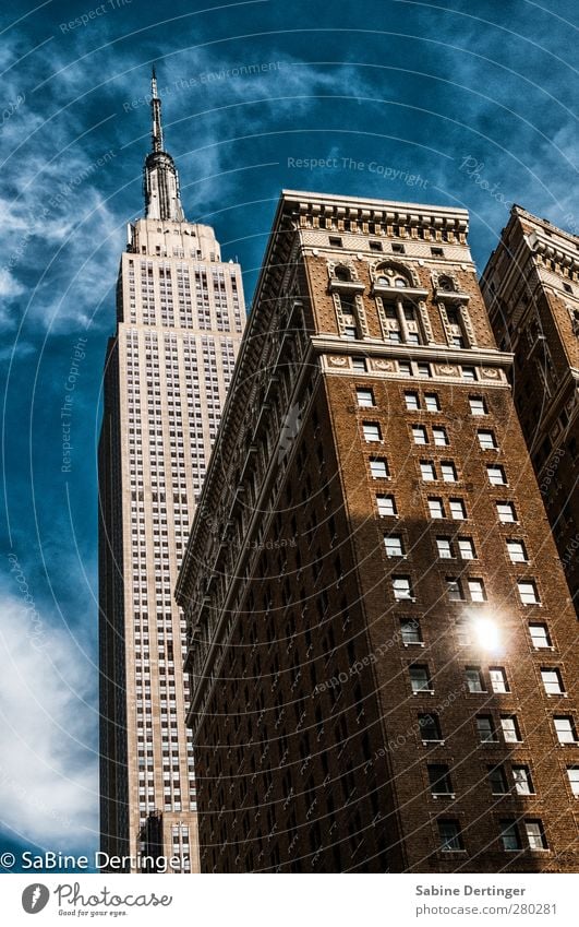 Empire Tourismus Himmel Wolken Sonne Sonnenlicht Schönes Wetter New York City USA Amerika Hochhaus Bauwerk Gebäude Architektur Fassade Fenster Sehenswürdigkeit