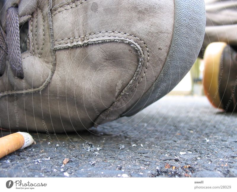 der schuh Schuhe Zigarette Erholung Makroaufnahme Nahaufnahme Rauchen Bodenbelag dreckig sitzen Zigarettenstummel