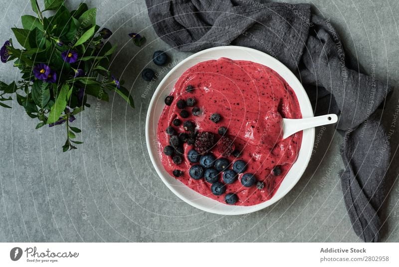 Smoothy von frischen Moorblaubeeren und Himbeeren in der Schale nahe der Serviette Milchshake Schalen & Schüsseln reif Moor Heidelbeere geschmackvoll Tasse