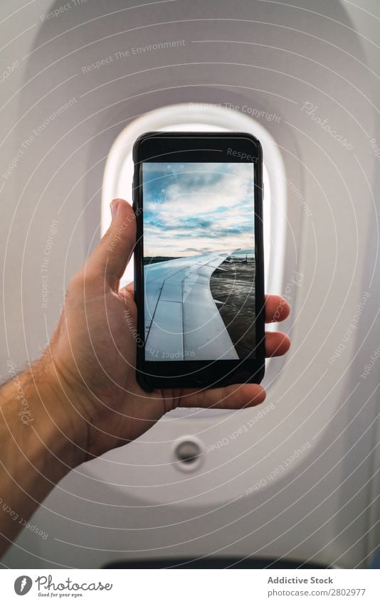 Getreidehand mit Flughafenfoto im Flugzeug Mann PDA Fotografie zeigen Etage Ferien & Urlaub & Reisen Passagier Jugendliche Technik & Technologie Apparatur