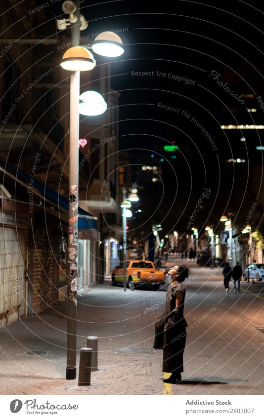 Stilvolle Dame in der Nähe der Straßenlampe Frau Schickimicki Lampe Tel Aviv Israel Nacht trendy erleuchten Licht Blick Entwurf Abend Nachtleben Jugendliche