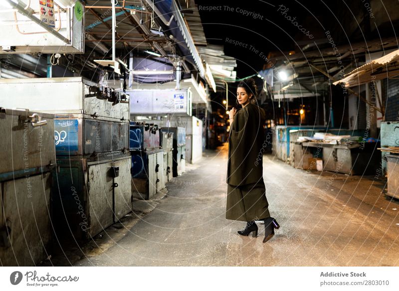 Stilvolle Dame auf dem geschlossenen Markt bei Nacht Frau Schickimicki Tel Aviv Israel Straße kleiner Laden trendy Entwurf Abend Nachtleben Jugendliche Mode