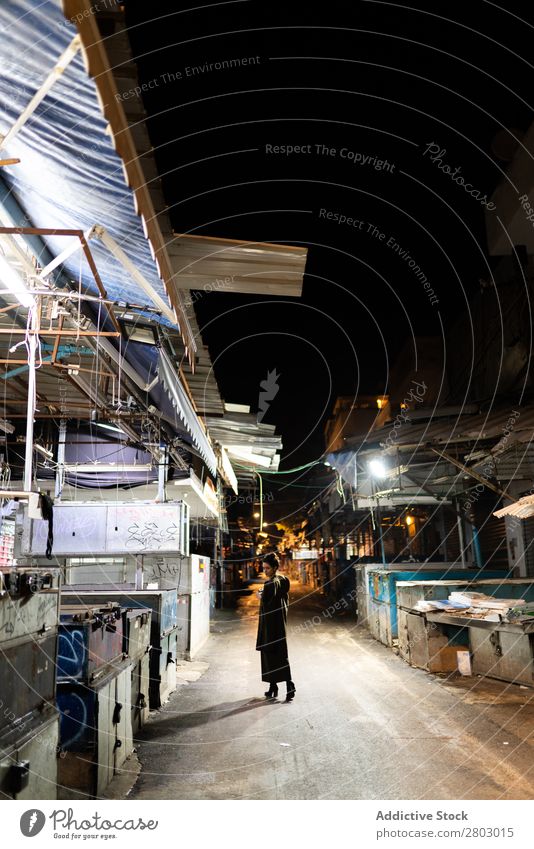 Stilvolle Dame auf dem geschlossenen Markt bei Nacht Frau Schickimicki Tel Aviv Israel Straße kleiner Laden trendy Entwurf Abend Nachtleben Jugendliche Mode