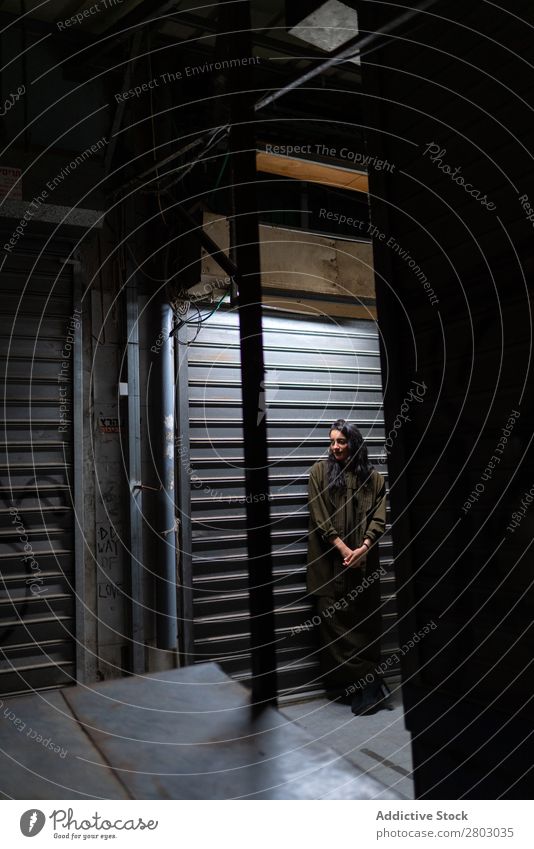 Attraktive, stylische Dame unter den Lampen Frau Stil trendy Schickimicki Tel Aviv Israel Nacht Straße erleuchten Licht attraktiv Körperhaltung Jugendliche