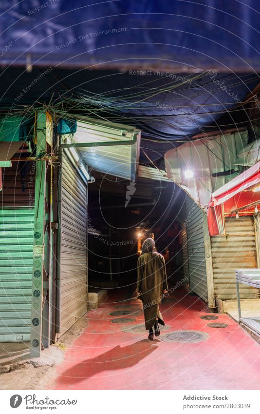 Attraktive, stylische Dame, die nachts auf der Straße spazieren geht. Frau Stil trendy Schickimicki Tel Aviv Israel alt Nacht laufen Abend attraktiv Jugendliche