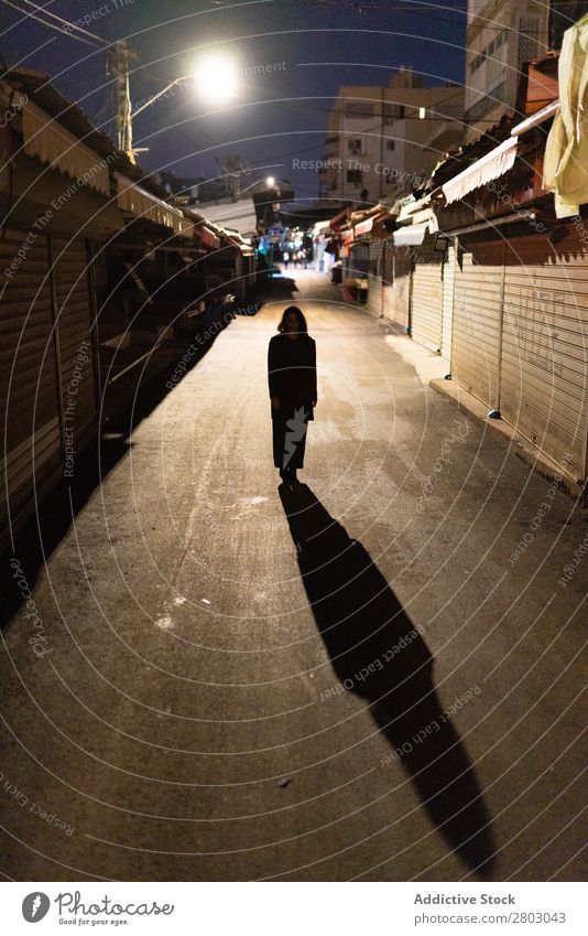 Attraktive, stylische Dame, die nachts auf der Straße spazieren geht. Frau Stil trendy Schickimicki Tel Aviv Israel alt Nacht laufen Abend attraktiv Jugendliche