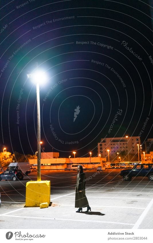 Stilvolle Dame bei der Lampe auf dem Parkplatz Frau Straße parken trendy Tel Aviv Israel Nacht Licht erleuchten Jugendliche Abend Mode elegant Lifestyle Model