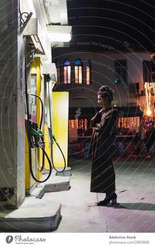 Attraktive, stylische Dame an der Tankstelle Frau Stil Schickimicki Tel Aviv Israel Zapfsäule Nacht Straße trendy Entwurf Abend attraktiv Jugendliche schön Mode