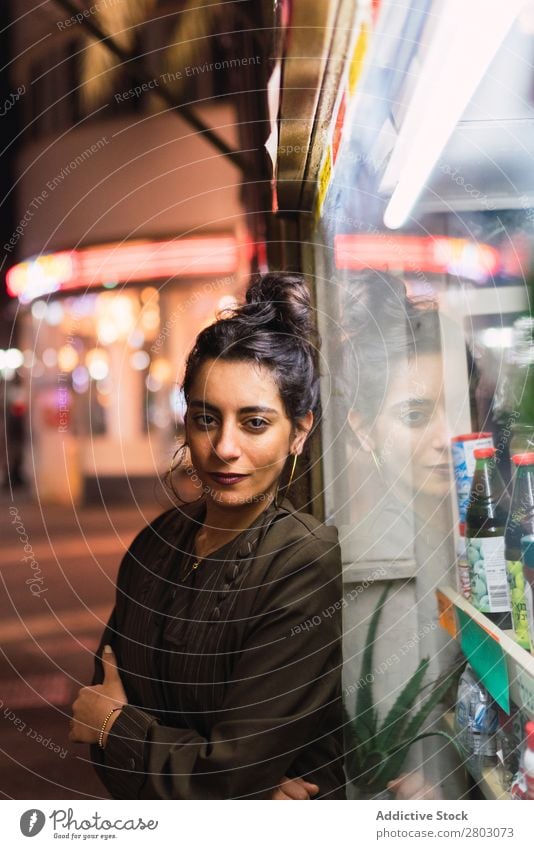 Attraktive, stylische Dame in der Nähe des Schaufensters Frau Stil Vitrine trendy Tel Aviv Israel Schickimicki Straße Ohrringe Licht Illumination attraktiv