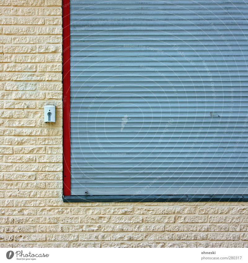 L Haus Bauwerk Mauer Wand Fassade Fenster Jalousie Schloss Stein Stadt Häusliches Leben Farbfoto Gedeckte Farben Außenaufnahme Muster Strukturen & Formen