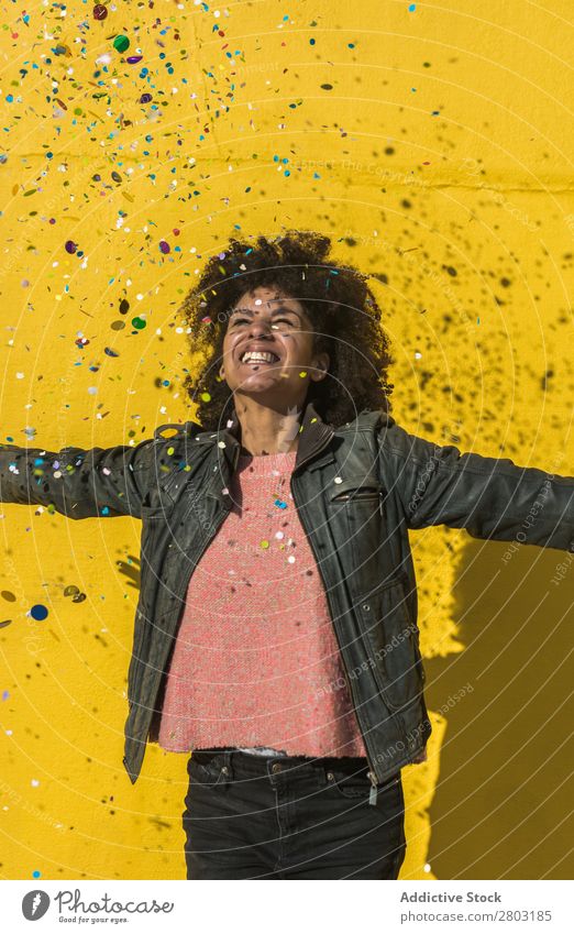 Schwarze Frau mit Afrohaar, die mit Konfetti feiert. Afrikanisch Afro-Look Hintergrundbild schön Beautyfotografie Geburtstag blau Gast Feste & Feiern mehrfarbig