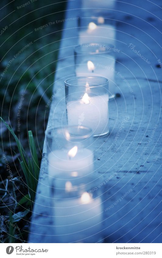 lichtvoll Gras Kerze Beton leuchten blau Stimmung Einigkeit Trauer Hoffnung Romantik brennen Kerzendocht Lichterkette Lichtspiel Lichterscheinung Lichtschein