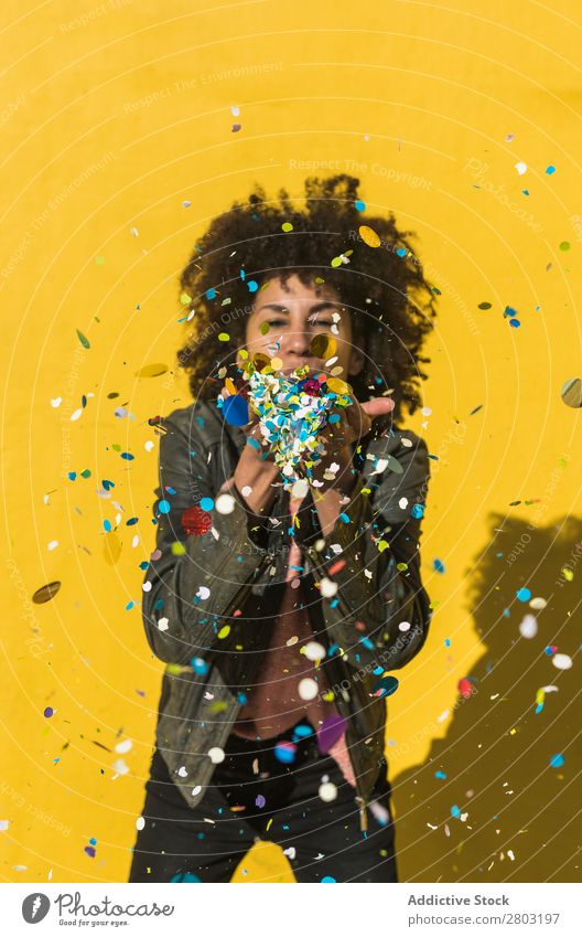 Schwarze Frau mit Afrohaar, die mit Konfetti feiert. Afrikanisch Afro-Look Hintergrundbild schön Beautyfotografie Geburtstag blau Gast Feste & Feiern mehrfarbig