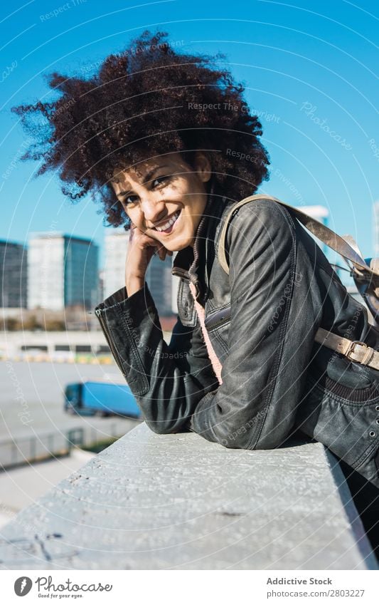 Porträt einer schwarzen Frau mit Afro-Haaren Erwachsene Afrikanisch Afro-Look Amerikaner Hintergrundbild schön Beautyfotografie lässig heiter lockig niedlich