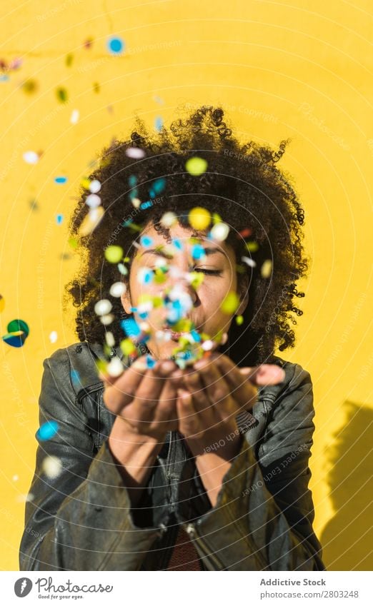 Schwarze Frau mit Afrohaar, die mit Konfetti feiert. Afrikanisch Afro-Look Hintergrundbild schön Beautyfotografie Geburtstag blau Gast Feste & Feiern mehrfarbig