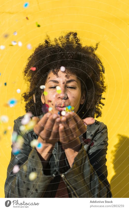 Schwarze Frau mit Afrohaar, die mit Konfetti feiert. Afrikanisch Afro-Look Hintergrundbild schön Beautyfotografie Geburtstag blau Gast Feste & Feiern mehrfarbig