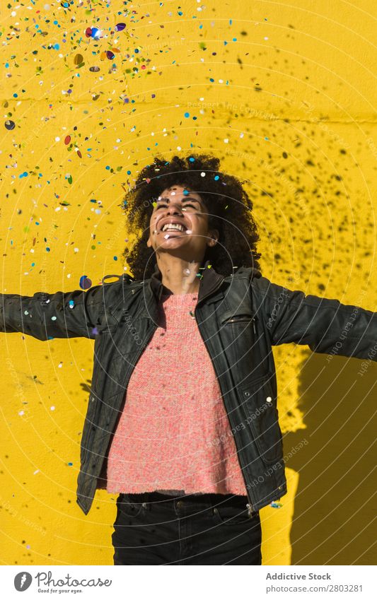 Schwarze Frau mit Afrohaar, die mit Konfetti feiert. Afrikanisch Afro-Look Hintergrundbild schön Beautyfotografie Geburtstag blau Gast Feste & Feiern mehrfarbig