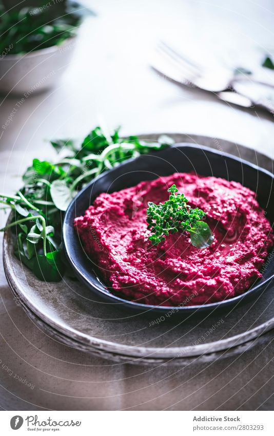 Hummus auf Teller oben Vorspeise Schürze arabisch Hintergrundbild Rote Beete Kichererbsen Essen zubereiten lecker Diät Dip eintauchend Östlich Lebensmittel