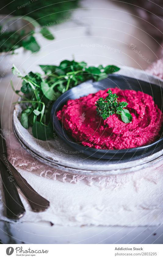 Hummus auf Teller oben Vorspeise Schürze arabisch Hintergrundbild Rote Beete Kichererbsen Essen zubereiten lecker Diät Dip eintauchend Östlich Lebensmittel