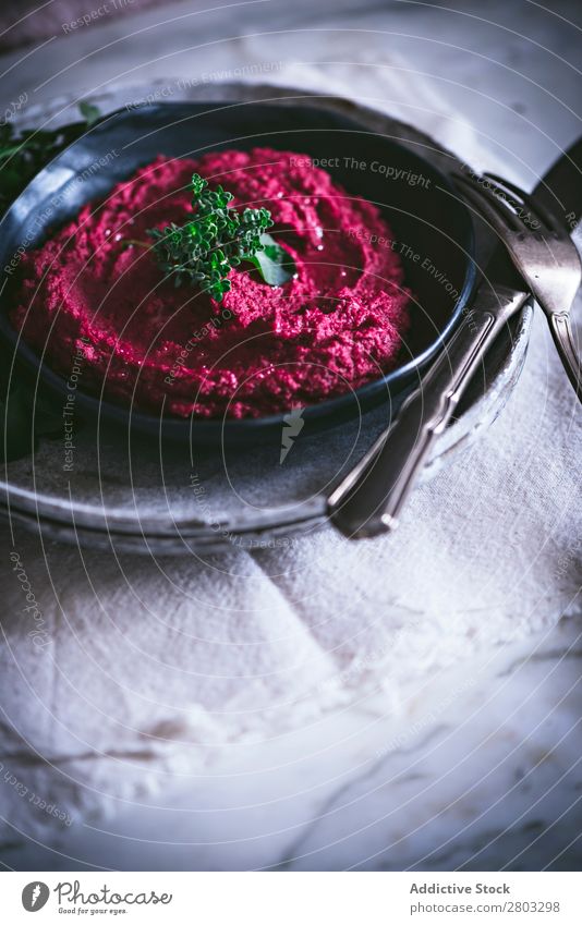 Hummus auf Teller oben Vorspeise Schürze arabisch Hintergrundbild Rote Beete Kichererbsen Essen zubereiten lecker Diät Dip eintauchend Östlich Lebensmittel