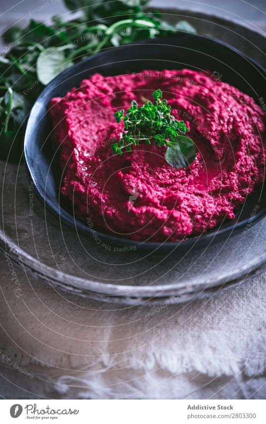 Hummus auf Teller oben Vorspeise Schürze arabisch Hintergrundbild Rote Beete Kichererbsen Essen zubereiten lecker Diät Dip eintauchend Östlich Lebensmittel