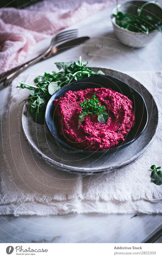 Hummus auf Teller oben Vorspeise Schürze arabisch Hintergrundbild Rote Beete Kichererbsen Essen zubereiten lecker Diät Dip eintauchend Östlich Lebensmittel