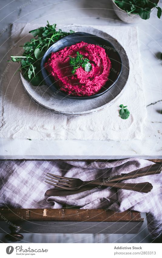 Hummus auf Teller oben Vorspeise Schürze arabisch Hintergrundbild Rote Beete Kichererbsen Essen zubereiten lecker Diät Dip eintauchend Östlich Lebensmittel