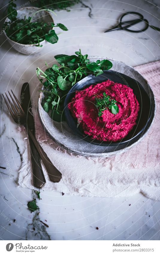 Hummus auf Teller oben Vorspeise Schürze arabisch Hintergrundbild Rote Beete Kichererbsen Essen zubereiten lecker Diät Dip eintauchend Östlich Lebensmittel