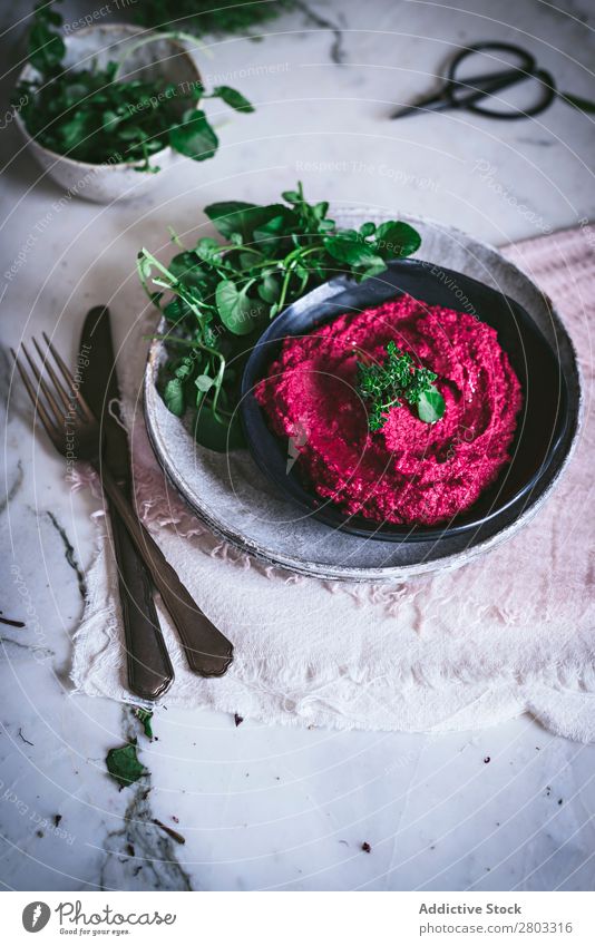 Hummus auf Teller oben Vorspeise Schürze arabisch Hintergrundbild Rote Beete Kichererbsen Essen zubereiten lecker Diät Dip eintauchend Östlich Lebensmittel