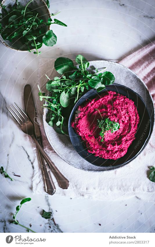 Hummus auf Teller oben Vorspeise Schürze arabisch Hintergrundbild Rote Beete Kichererbsen Essen zubereiten lecker Diät Dip eintauchend Östlich Lebensmittel