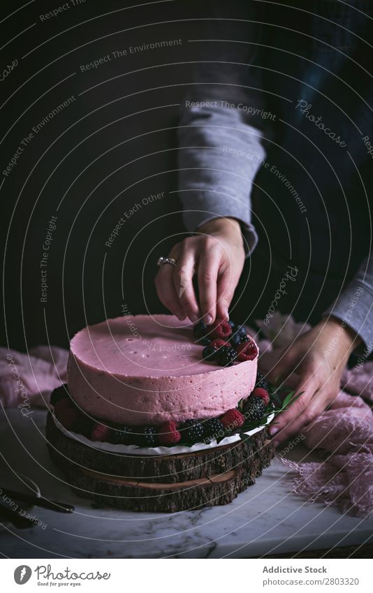 Erdbeerkuchen auf dem Tisch dekorierend Kuchen Himbeeren Blaubeeren Mousse Moussekuchen Erdbeeren Frucht Blume Dessert Lebensmittel süß geschmackvoll gebastelt