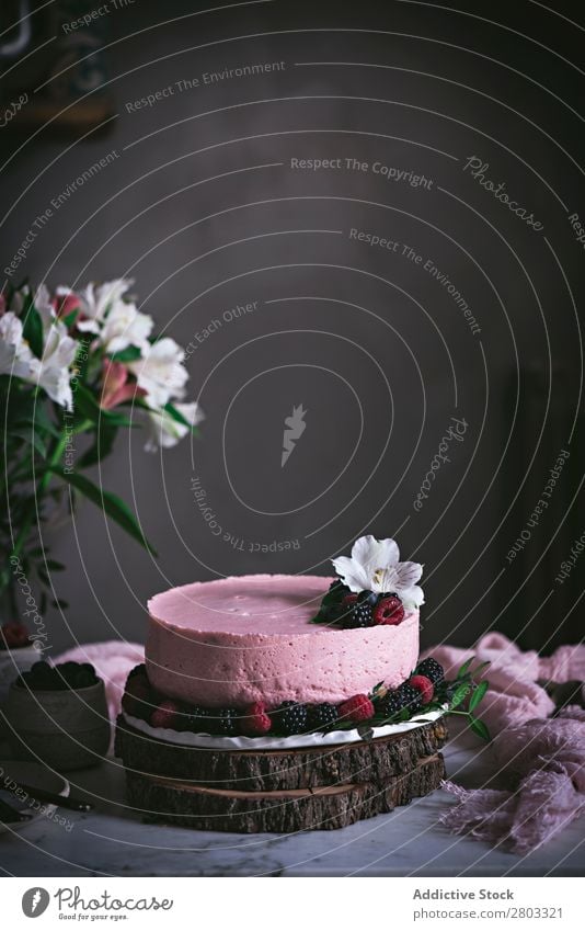 Erdbeerkuchen auf dem Tisch dekorierend Kuchen Himbeeren Blaubeeren Mousse Moussekuchen Erdbeeren Frucht Blume Dessert Lebensmittel süß geschmackvoll gebastelt